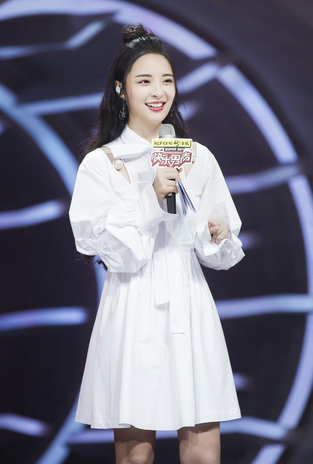 李莎旻子快男演唱会光脚首唱 含泪温暖答谢粉