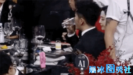 范冰冰和李晨互相把风扇转给对方