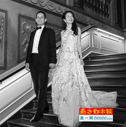 莫文蔚“恩爱力”MAX 穿粉色长裙与老公恩爱现身