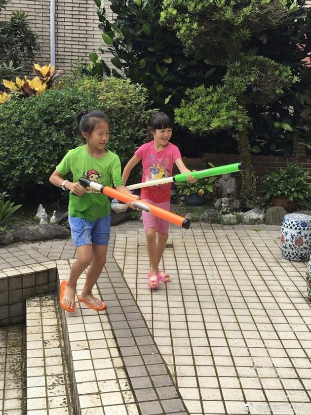 夏天Poppy与小伙伴玩水枪