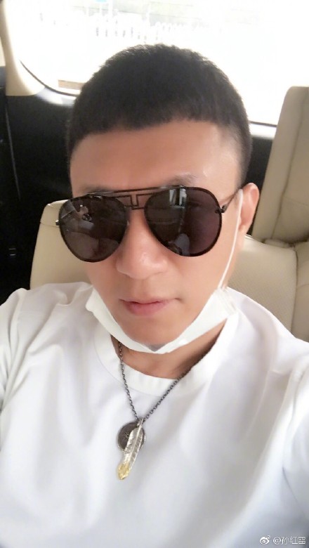 孙红雷墨镜遮面