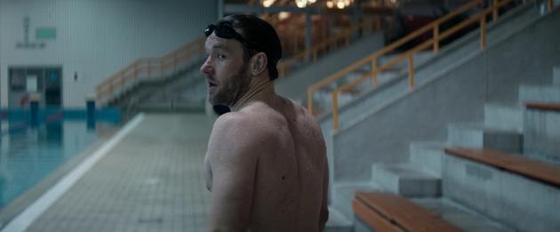 乔尔·埃哲顿被性感“大表姐”吸引目光