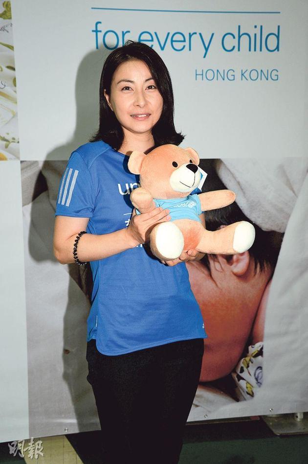 郭晶晶还在母乳喂哺5个多月大年夜的小女儿,是以不敢节食瘦身。