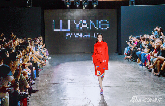 冉莹颖纽约时装周压轴走秀 台风稳健霸气不输