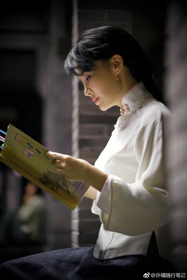 许晴姿态端庄，古典韵味十足。