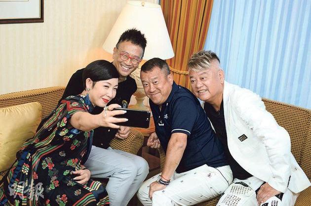黎芝珊（左起）主持《最佳拍档》访问郑丹瑞、曾志伟及陈百祥，录影前先玩自拍。