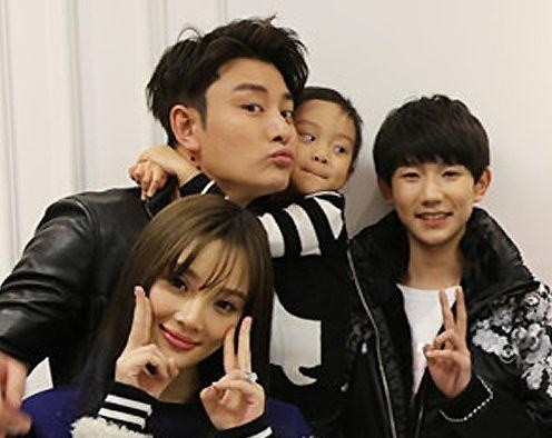 追星界楷模!王源教甜馨弹钢琴背影暖炸|王源|甜馨|TFBOYS_新浪娱乐_新浪网