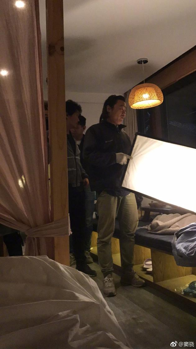 窦骁在微博上晒出片场工作人员的照片