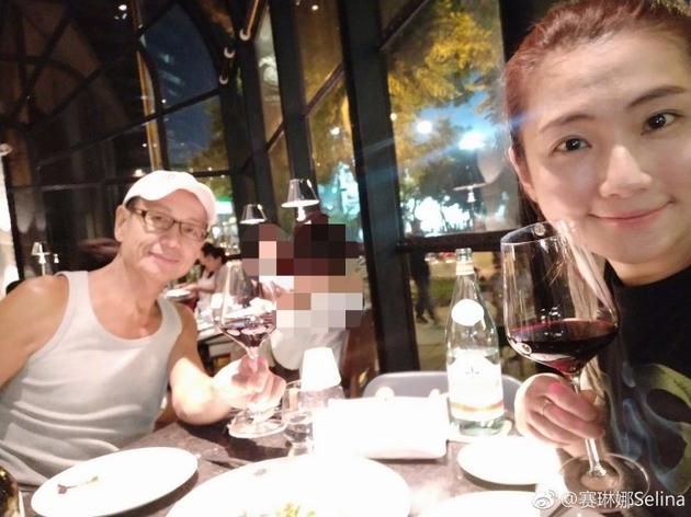 Selina晒与爸爸用餐合照:今晚是我跟爸爸的约会