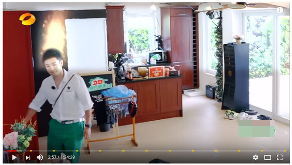 黄晓明身后出现三角裤。