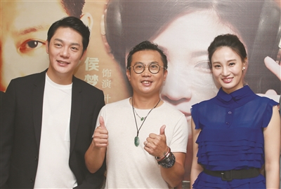 导演黄文利(中,演员傅程鹏,侯梦莎.新华报业视觉中心记者 尤晓源 摄