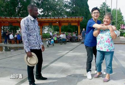 大鹏车上尬歌尬聊 与广场舞大妈意外结缘|大