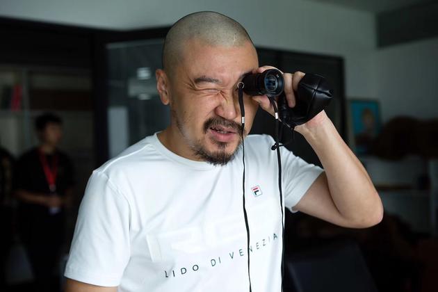 导演吴奇在片场