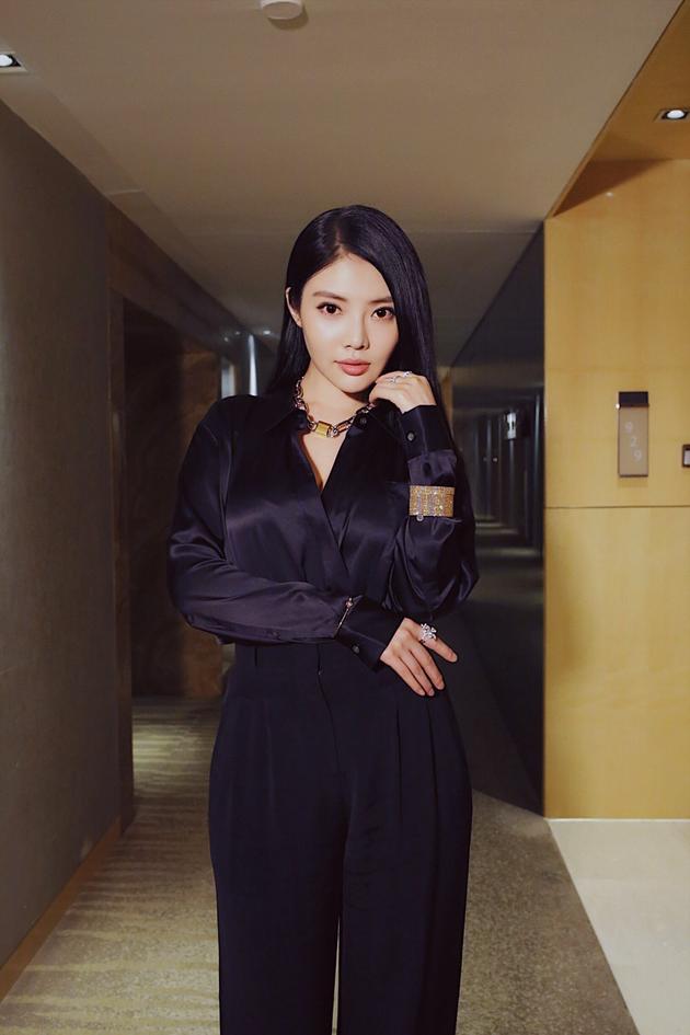 徐冬冬化身暗夜玫瑰美到窒息