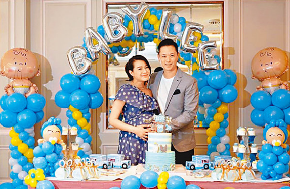 胡杏儿与老公Philip为BB的到来举行Baby Shower。