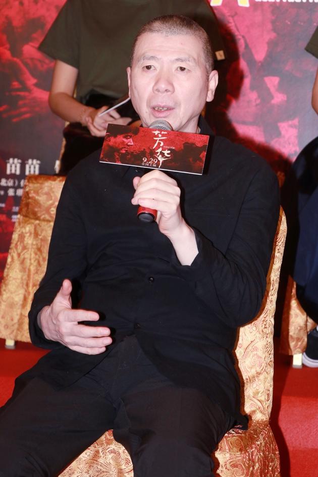 冯小刚含泪向观众致歉 《芳华》宣布退出国庆档