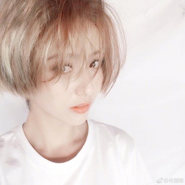 佟丽娅短发自拍