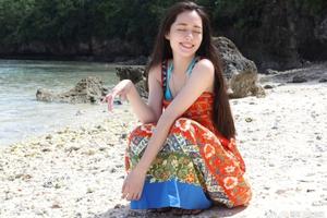 郭碧婷晒沙滩美照 泳衣若隐若现超吸睛