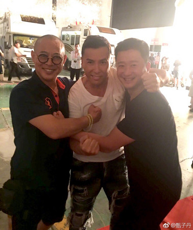 甄子丹晒出3人同框照，力撇不合传言