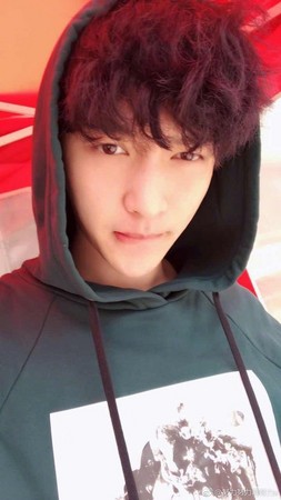 张艺兴分享外公外婆相守故事 讲述二老的爱情