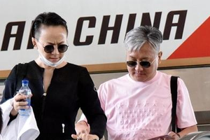 宋丹丹现身机场 架黑超小背头帅气