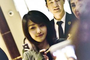 郑爽遭粉丝围堵露礼貌微笑甜美可爱