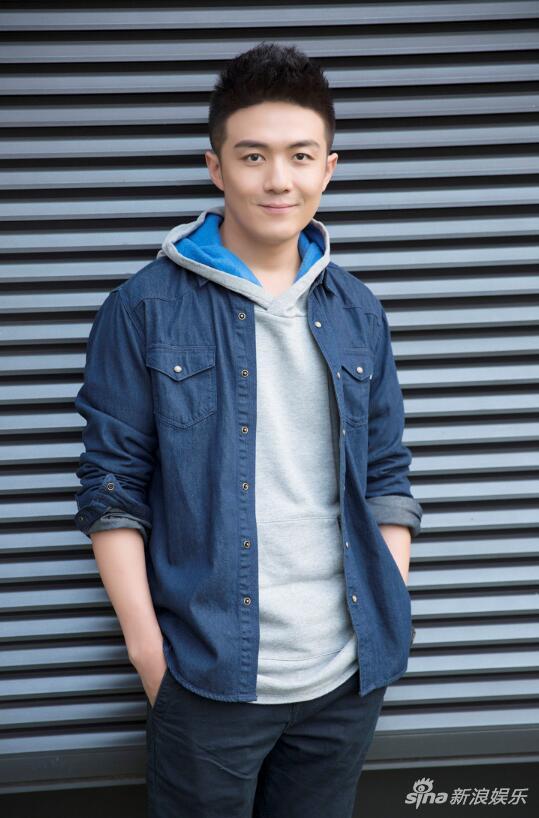 演员李泽锋亮相北京时装周