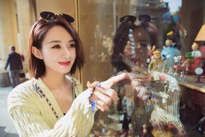 赵丽颖巴黎街头放飞自我 晒最萌游客照