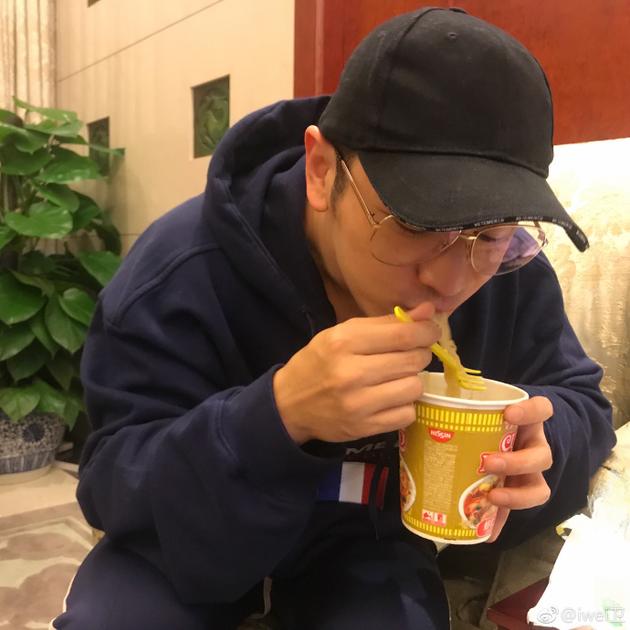 说好的减肥呢?黄晓明爱抢助理的泡面吃还要拍照