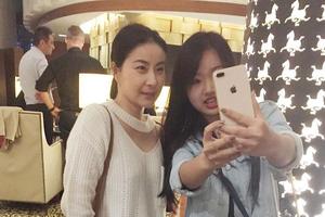 郭晶晶产二胎后脸圆润 亲切和路人自拍