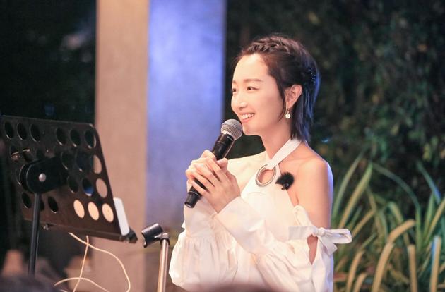 周冬雨再现黄晓明经典眼神杀 网友:一模一样