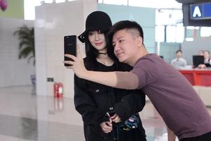 李小璐遭男粉丝贴脸合影尴尬闪躲