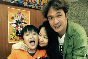 费曼9岁生日快乐！全家福妈妈罕见出镜