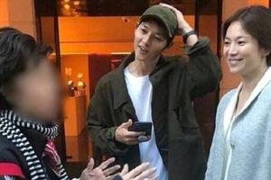 准新人宋仲基宋慧乔游巴黎与路人合影