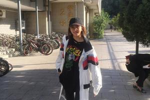 网友北电偶遇关晓彤 回归大学校园生活