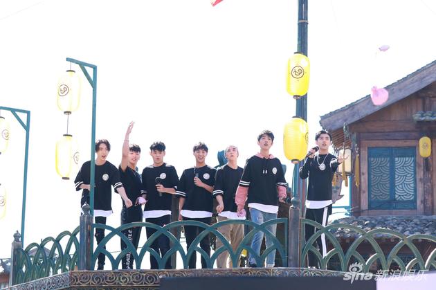 X玖少年团出道一周年生日会 九十度鞠躬感谢粉丝|X玖少年团|鞠躬|感谢_新浪娱乐_新浪网