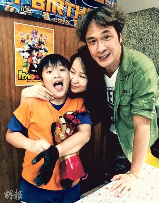 为Feynman办《龙珠》生日会 吴镇宇罕见晒全家福|吴镇宇|龙珠|Feynman_新浪娱乐_新浪网