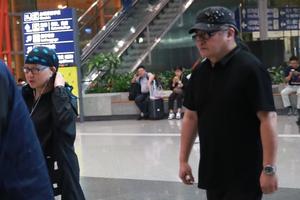 刘欢夫妇同行有气势 妻子嘻哈范儿足