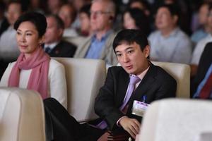 王思聪一家三口罕见同框 母亲气质优雅