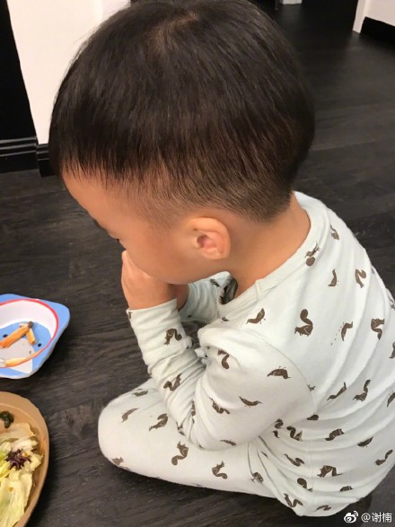 父爱如山!吴京拄拐送儿子上学画面温馨(图)