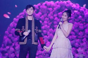 付辛博颖儿中秋夜撒糖甜蜜十足