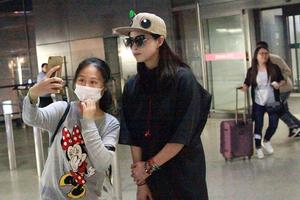 国庆不休息!虹桥一姐机场遇蒋欣求合影