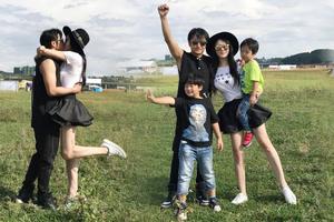 邹市明一家四口合照 冉莹颖大秀美腿