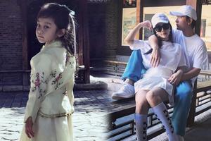 李小璐躺贾乃亮怀里少女十足