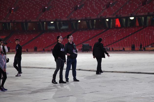 那英现场观看彩排