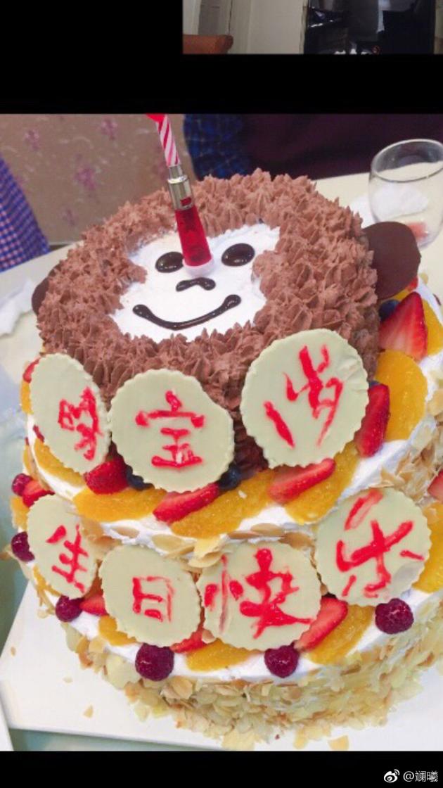 斓曦为1岁儿子庆生