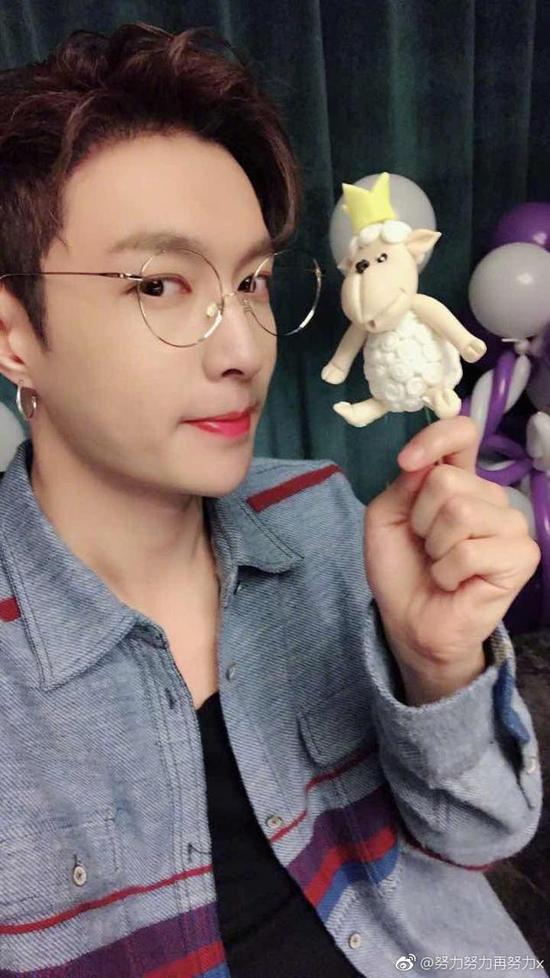 『张艺兴晒照帅气十足 赶在生日尾巴发长篇 来自是酒窝w - 微博