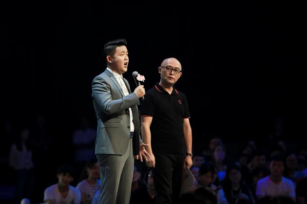 男嘉宾演唱《江河万古流》