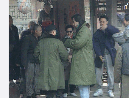 霸王别姬片场张国荣旧照 叼烟练习兰花指优雅惊艳