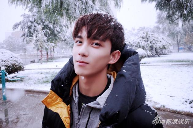 吴磊初雪照登热搜第一